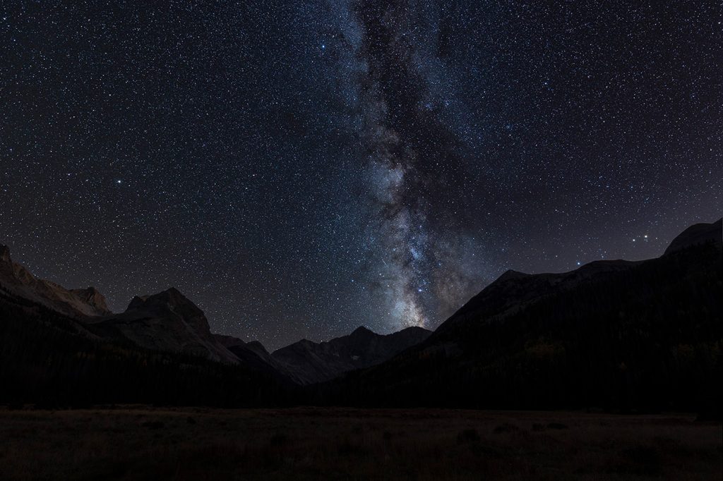 Nighttime photography with mountains by 3 Peaks Photography